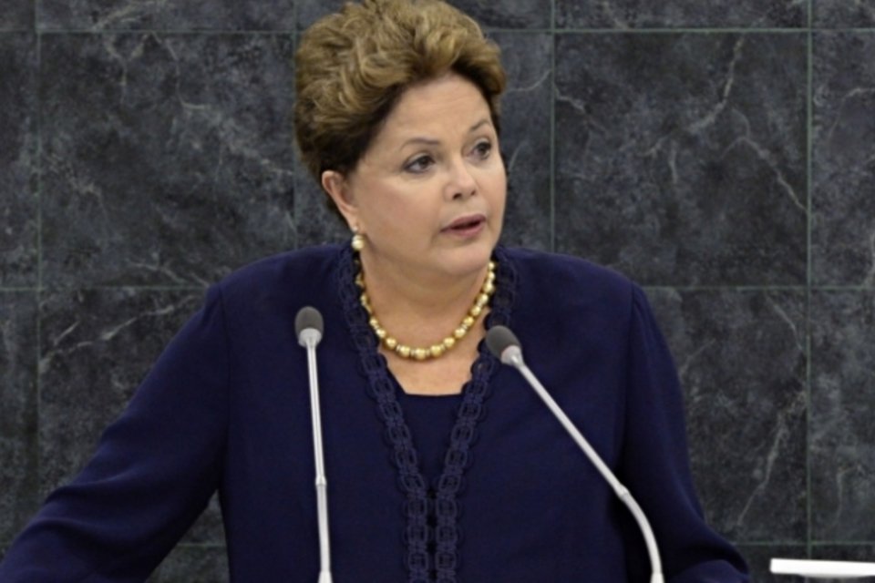 No Twitter, Dilma diz que não há democracia sem partidos