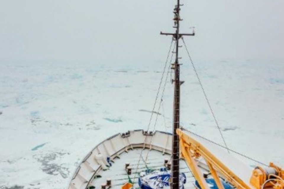 Navio russo preso no gelo da Antártica segue esperando o resgate