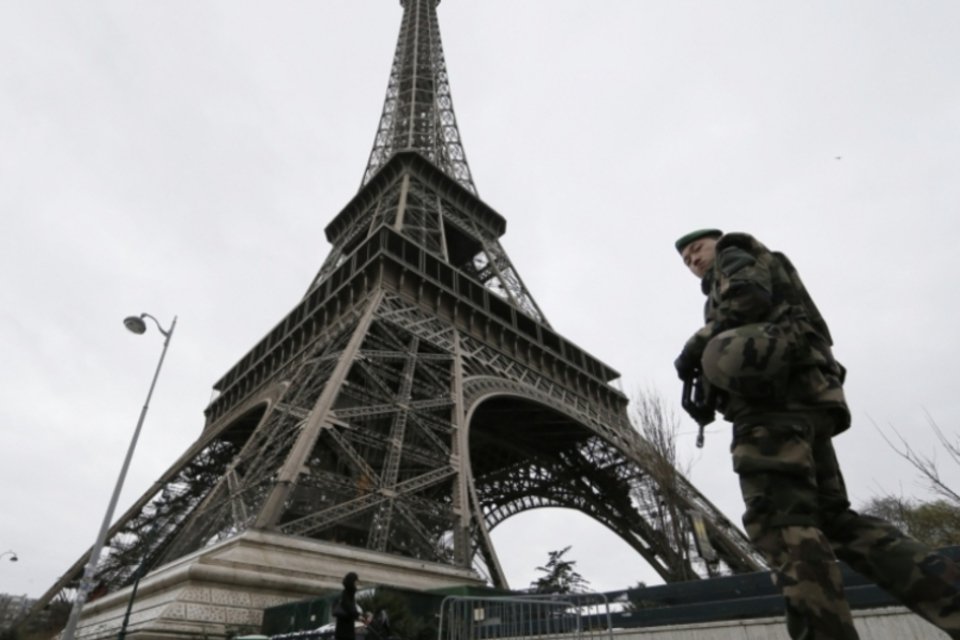 Drones voltam a ser vistos sobrevoando céu de Paris
