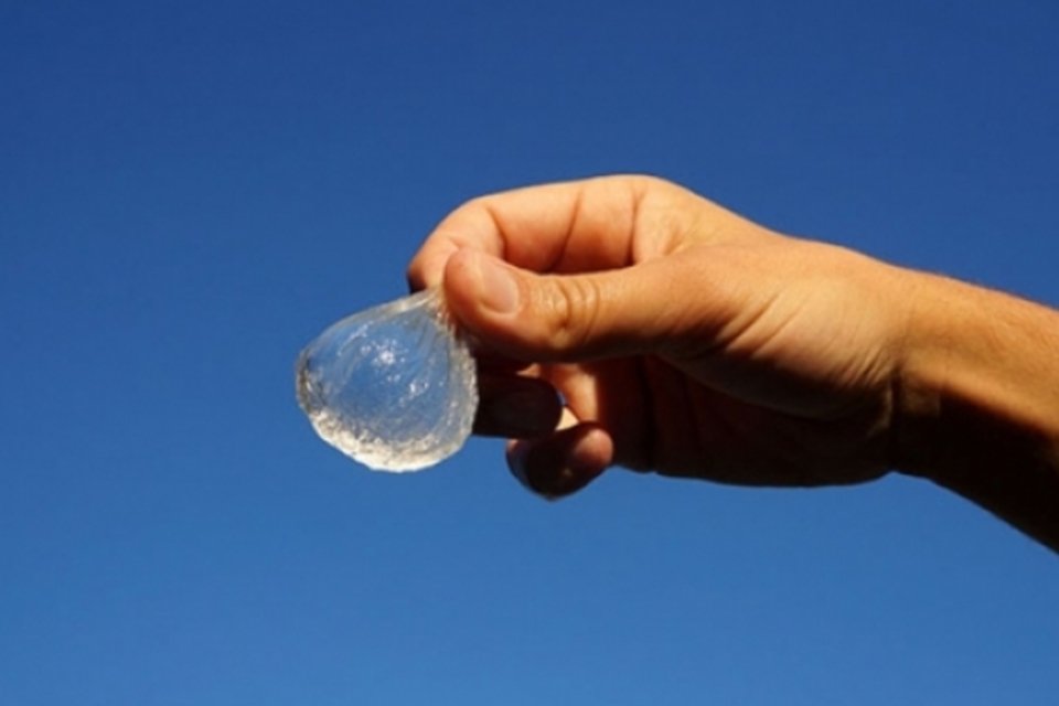 Membrana biodegradável promete substituir garrafas de plástico