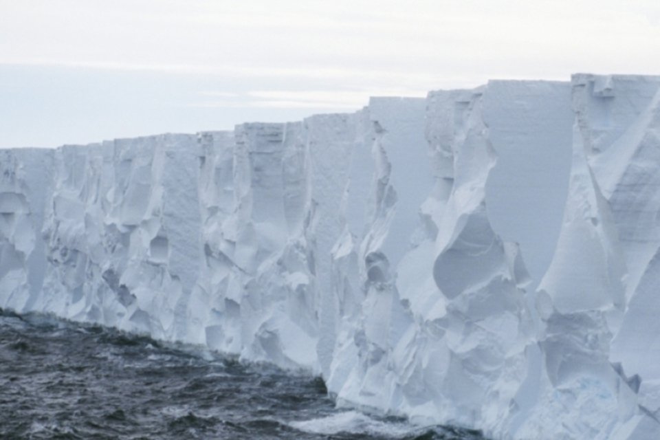 Aquecimento dos oceanos derrete uma das maiores geleiras da Antártida