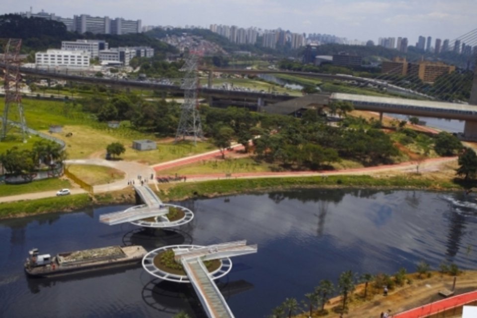 São Paulo testa técnicas para limpar o Rio Pinheiros