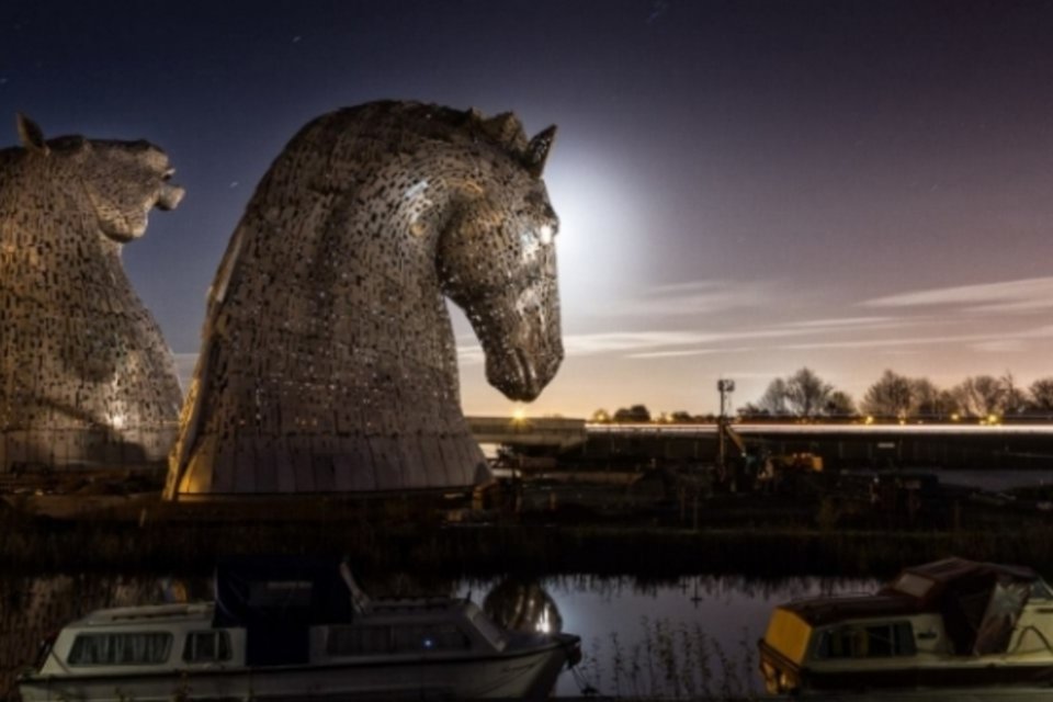 Artista cria obra com cavalos gigantes em sistema de canais da Escócia