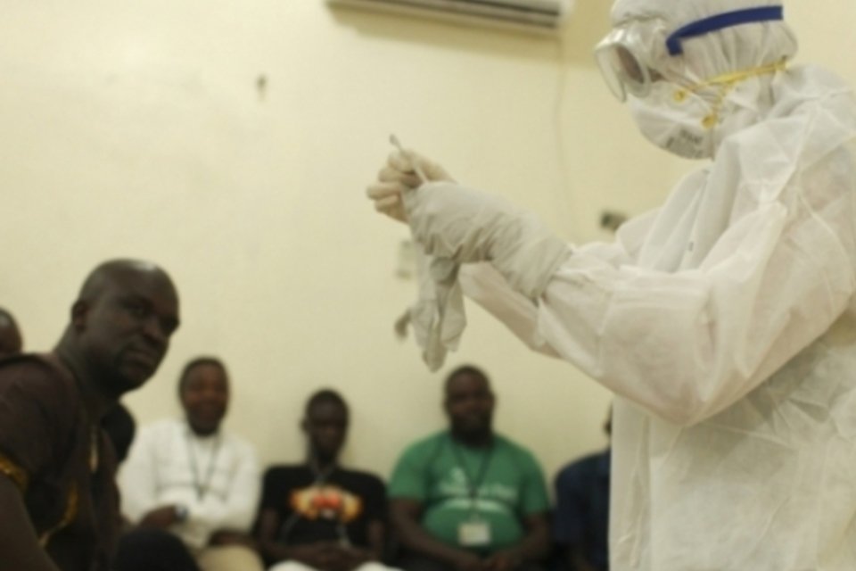 OMS esclarece que risco de transmissão de ebola em voos é baixo