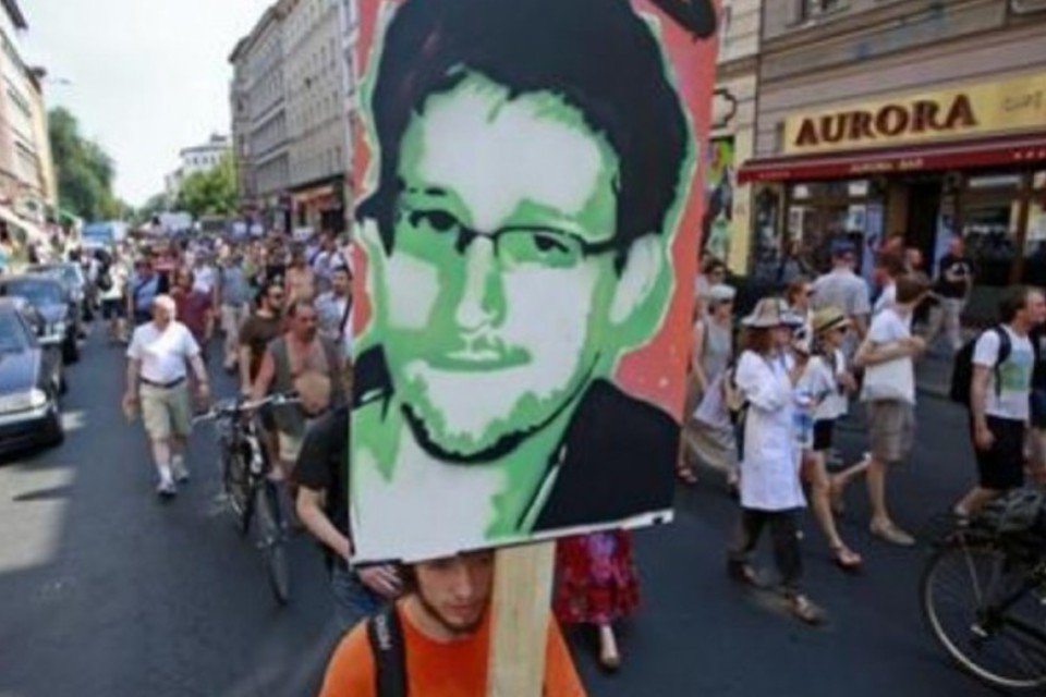 Snowden desfruta primeiro dia de liberdade fora do aeroporto