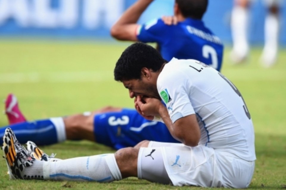 Mordida de Suárez gera 2 milhões de mensagens no Twitter