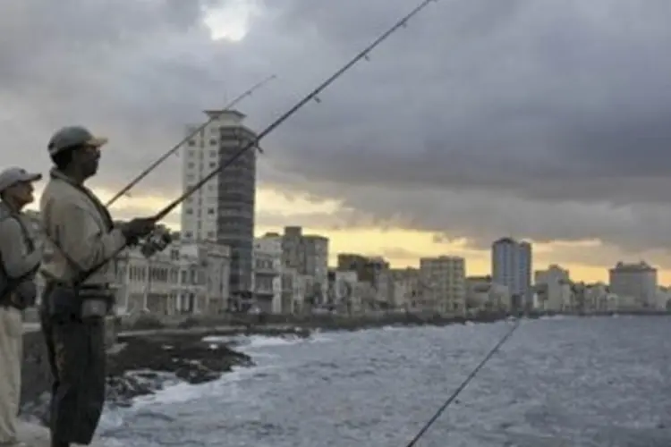 Cubanos pescam no Malecón, em Havana, Cuba (AFP)