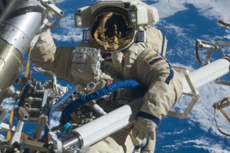 Astronauta na ISS (Wikimedia Commons)