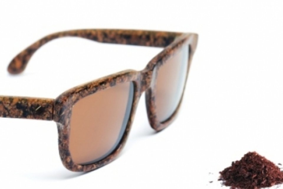 Designers cariocas transformam restos de madeira em óculos