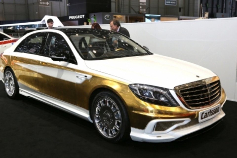 Primeiro carro coberto de ouro é apresentado em Genebra