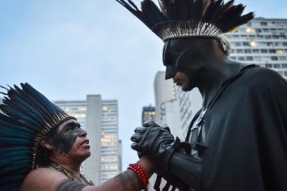 Batman luta por justiça social no Rio de Janeiro