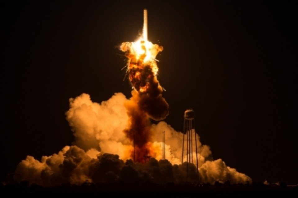 Orbital culpa falha no motor por explosão do foguete Antares