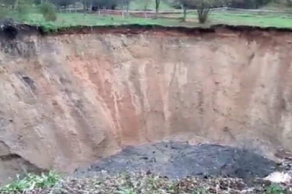 Misterioso buraco "engole" lagoa de 20 metros de diâmetro na Bósnia