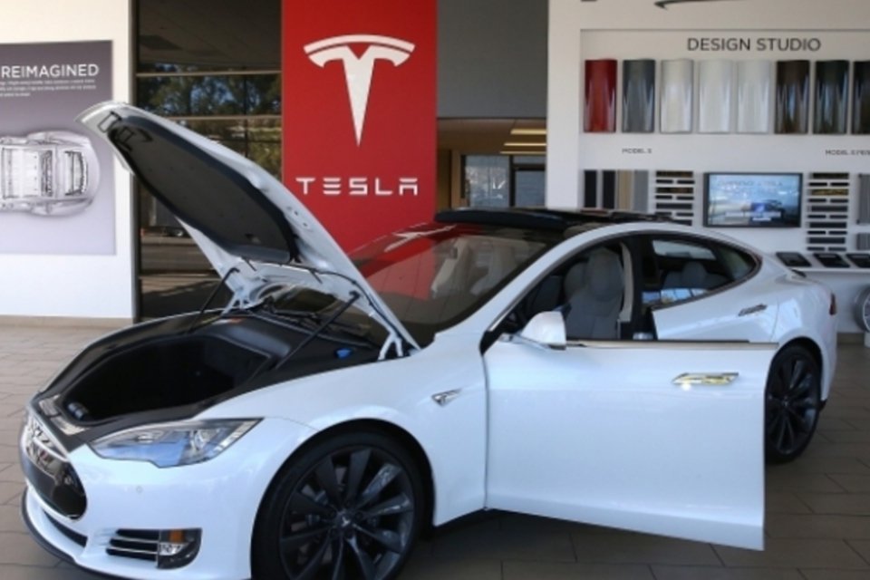 Tesla e BMW estariam negociando parceria na criação de baterias e estações de recarga