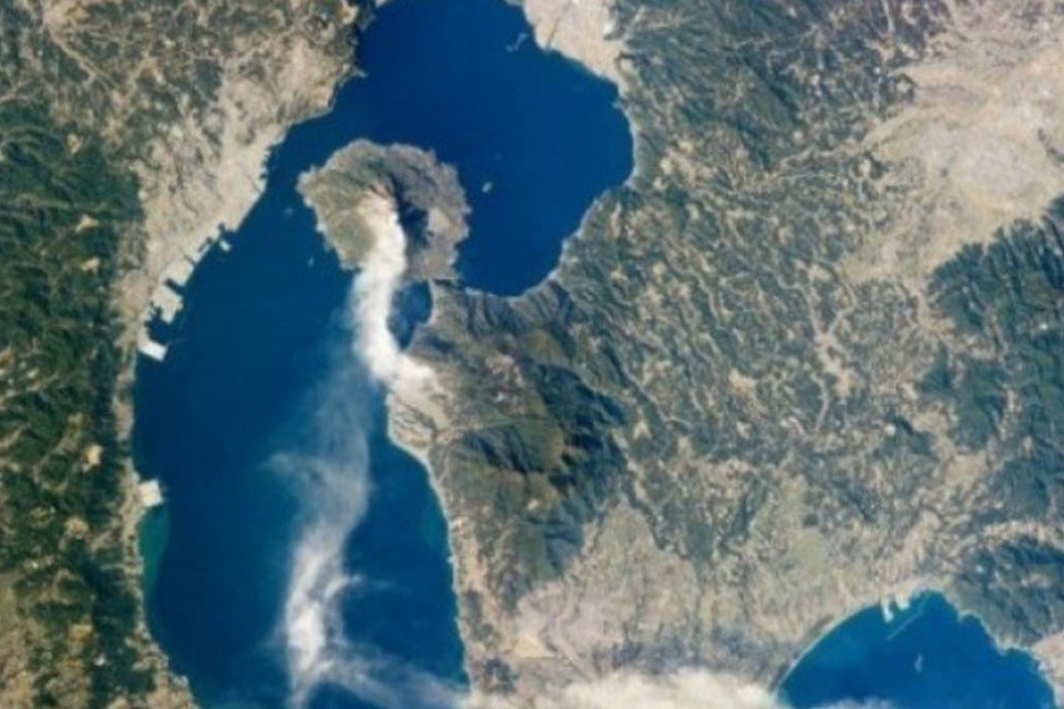 Vulcão japonês registra forte erupção