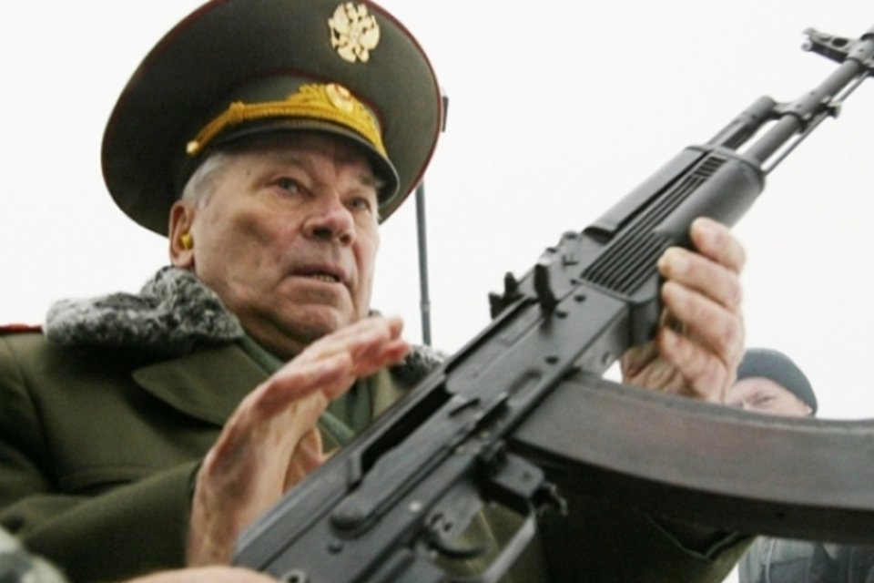 Morre o inventor do fuzil AK-47