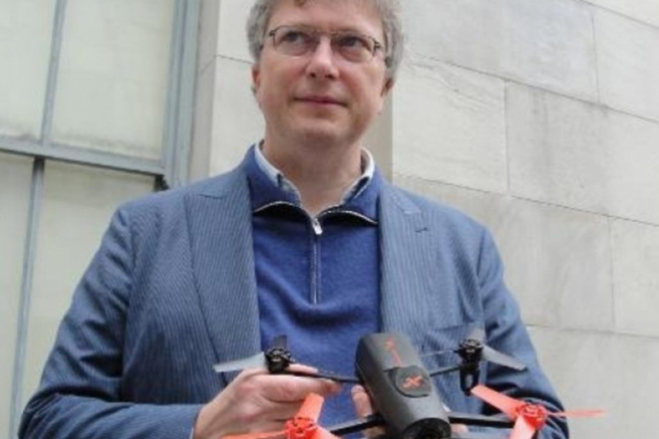 Empresa  apresenta dois mini-drones pilotados por smartphone