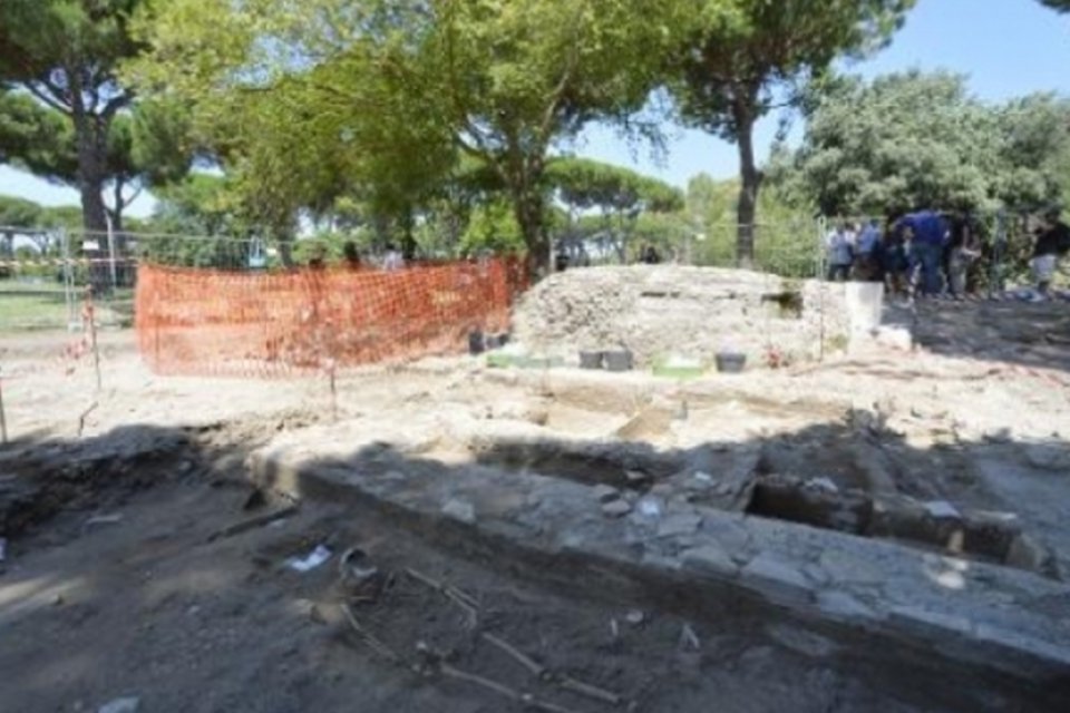 Arqueólogos encontram cemitério romano multicultural