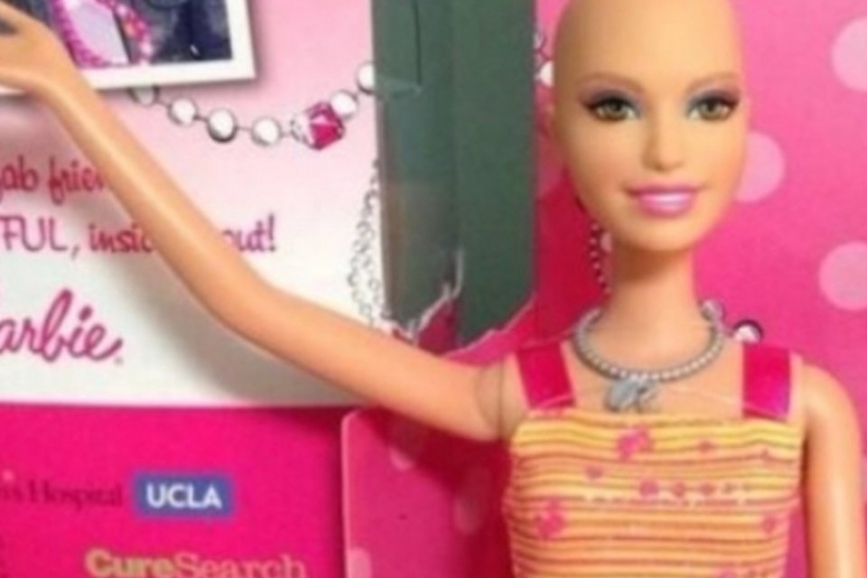 Boneca Barbie careca ajuda no tratamento de câncer infantil