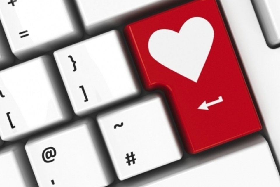 Pessoas que postam sobre namoro no Facebook têm relacionamentos mais felizes