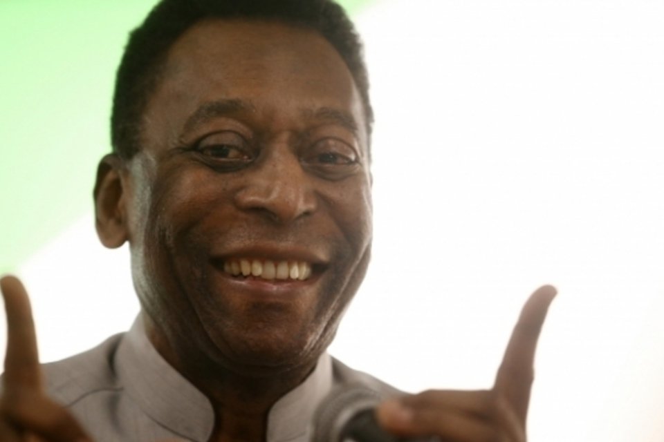 Pelé usa Twitter para consolar torcida do Brasil após derrota