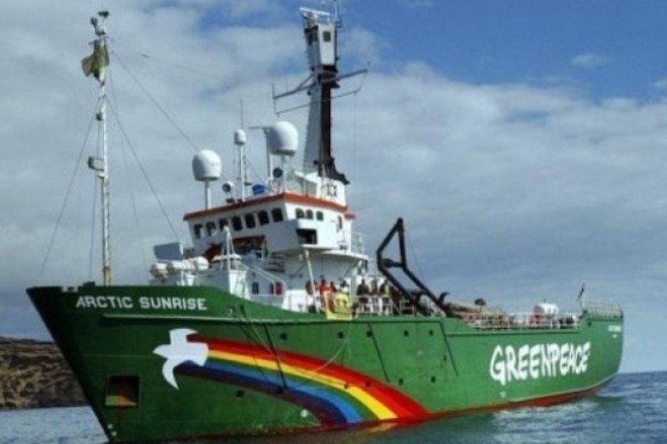 Quebra-gelos do Greenpeace desafia barco da Rosneft no Ártico