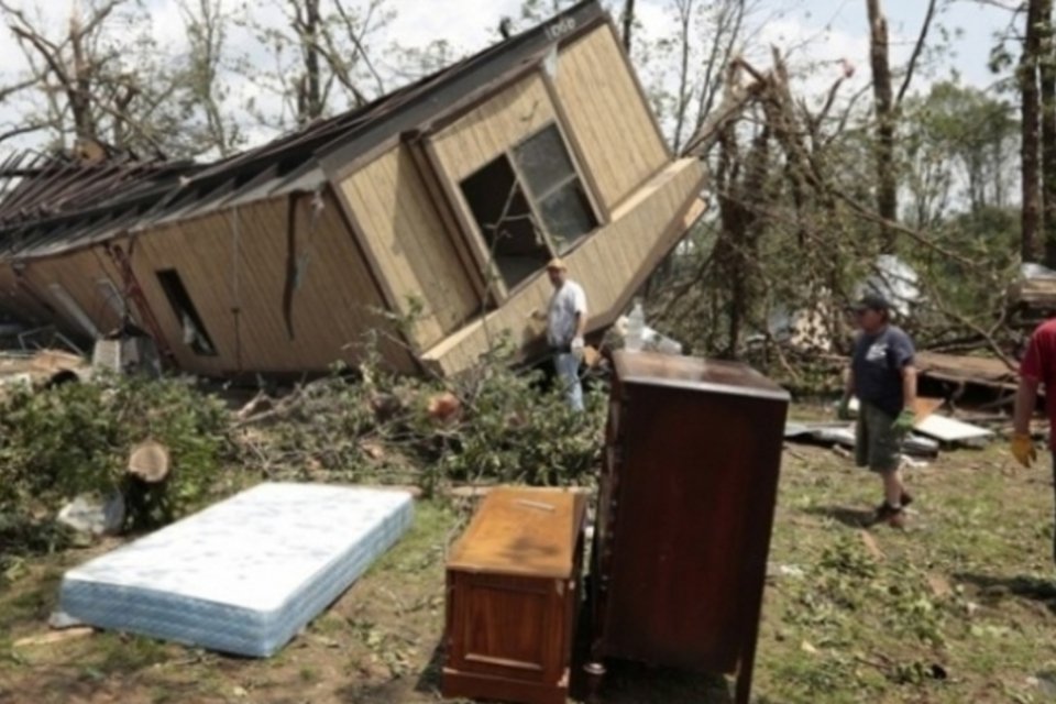 Tornados continuam nos EUA e matam 26 em dois dias