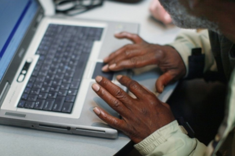 Quase metade dos lares tinha microcomputador em 2013, diz estudo