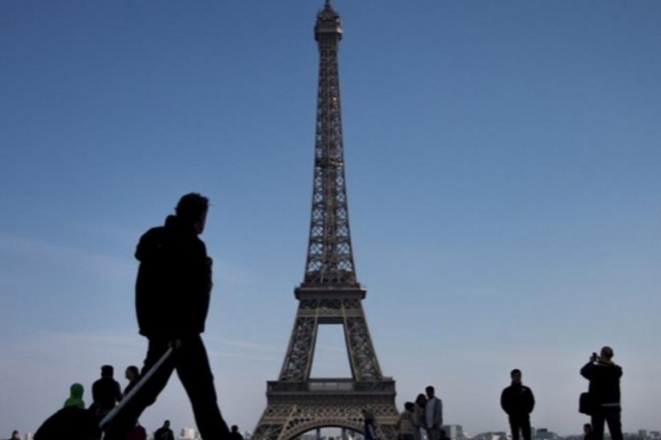 Sem festa, Torre Eiffel completa 125 anos