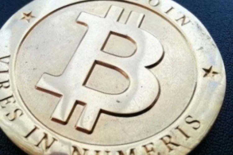 Bitcoin: forte alta nos preços de moedas virtuais nos anos recentes estimulou uma enorme indústria online onde pessoas trocam ideias de operações (Getty Images/Getty Images)
