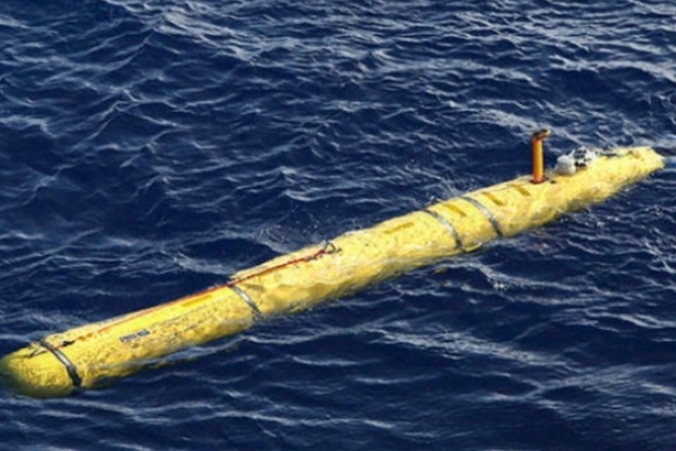 Submarino termina missão completa em busca de avião sumido