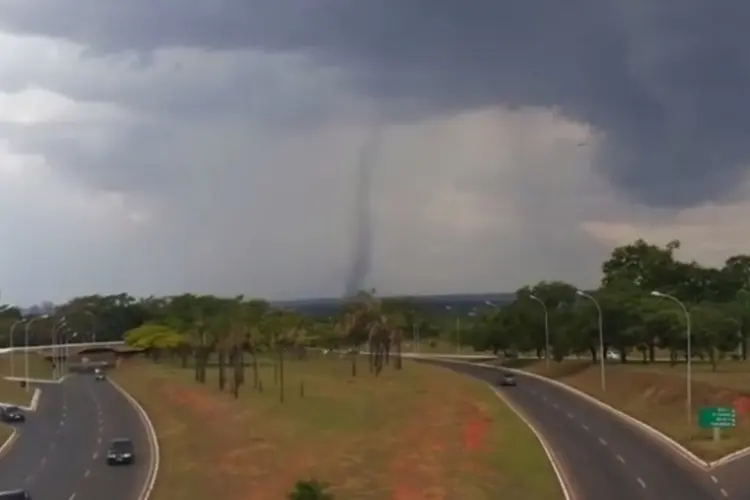 Tornado em Brasília (Reprodução/YouTube)