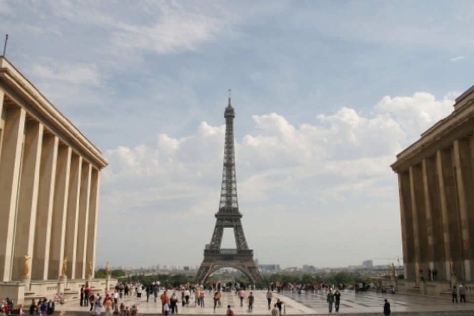 Paris oferece transporte público gratuito para combater poluição
