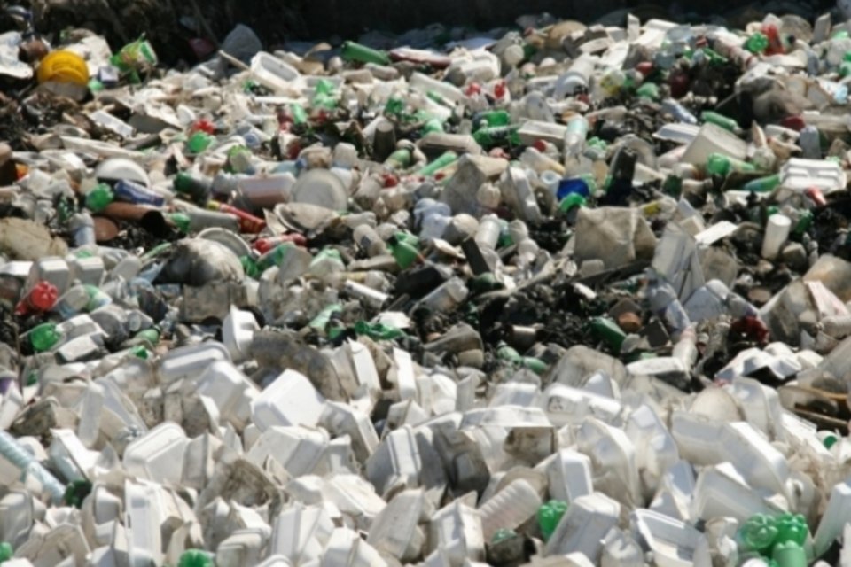 Impacto da poluição dos oceanos por plástico é de US$ 13 bi ao ano