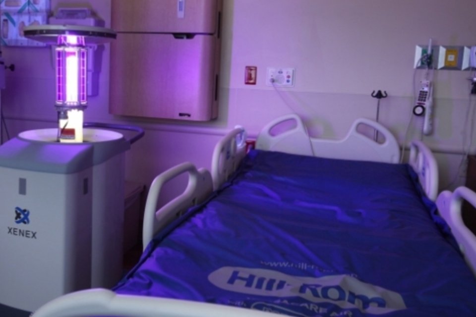 Robô que desinfecta salas com raios ultravioleta será utilizado contra ebola