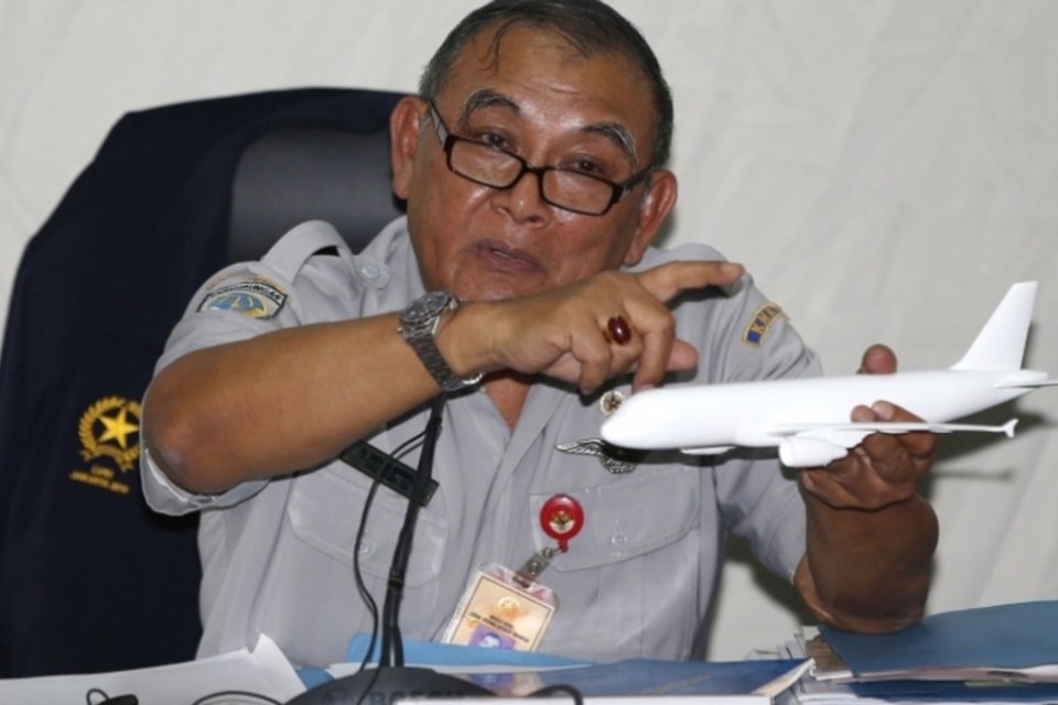 Avião da AirAsia, com copiloto no comando, caiu no mar de Java em 3 minutos