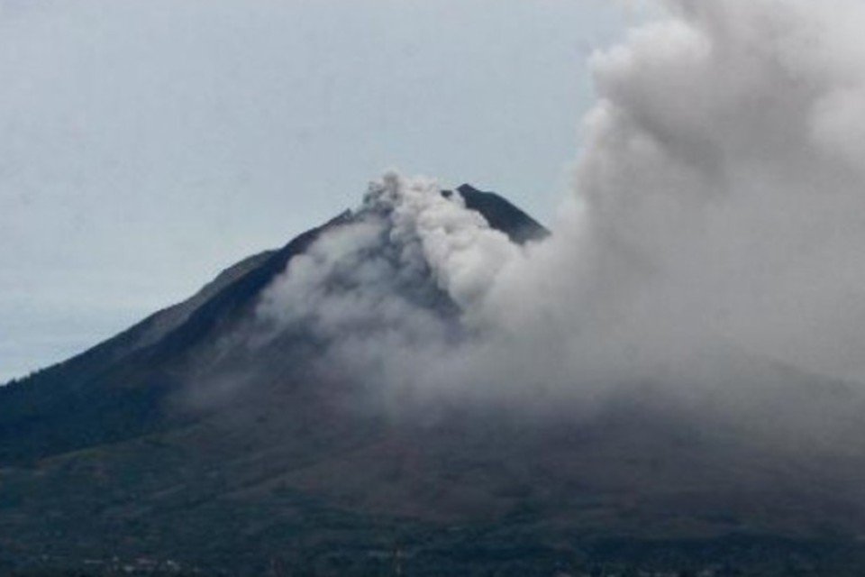 Vulcão desloca milhares na ilha de Sumatra, na Indonésia