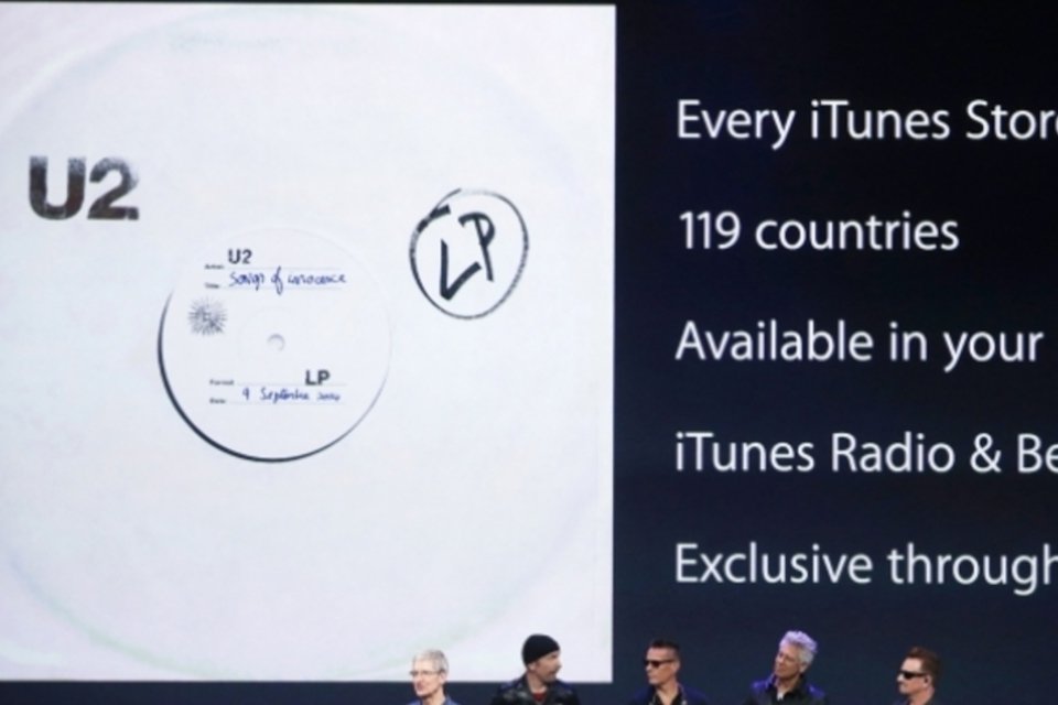 Vocalista do U2 pede desculpas pela forma como divulgaram seu último álbum