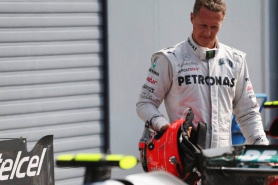 Schumacher tem 'leve melhora' após segunda cirurgia