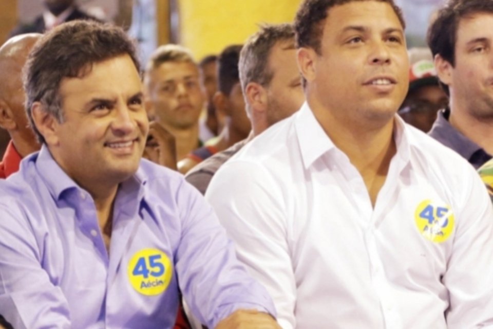 Ronaldo tenta defender Aécio Neves no Twitter e vira motivo de piada