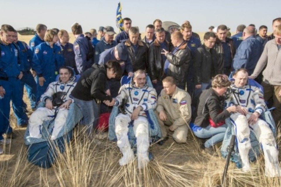 Módulo russo com astronautas aterrissa no Cazaquistão