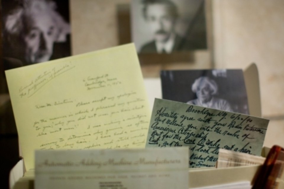 Postal assinado por Einstein em 1922 é descoberto em museu do Japão