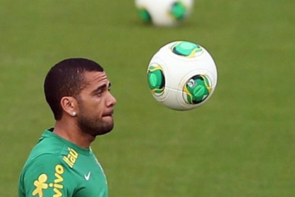 Redes sociais se enchem de bananas em apoio a Daniel Alves