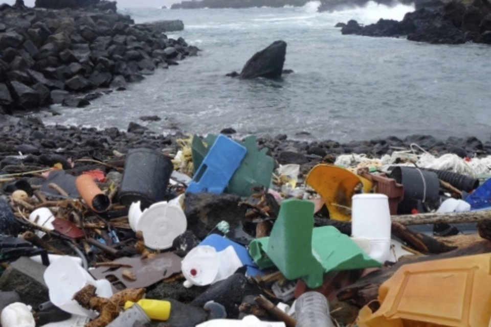 5 trilhões de pedaços de plásticos flutuam nos oceanos, diz estudo