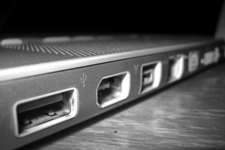 USB (Flickr.com/billselak)