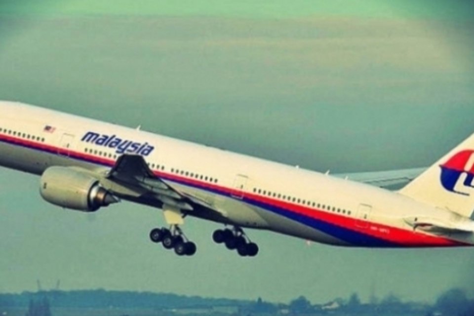 Buscas por avião da Malaysia Airlines voltam a área que havia sido descartada