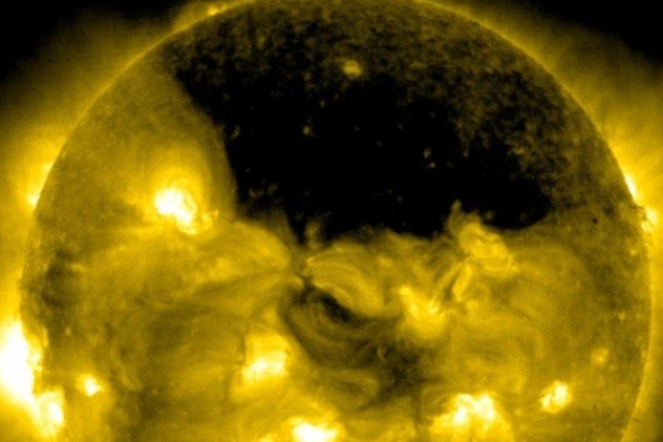 Imagem mostra buraco gigante no polo norte do Sol