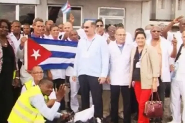 Médicos cubanos chegam a Serra Leoa (Reuters)