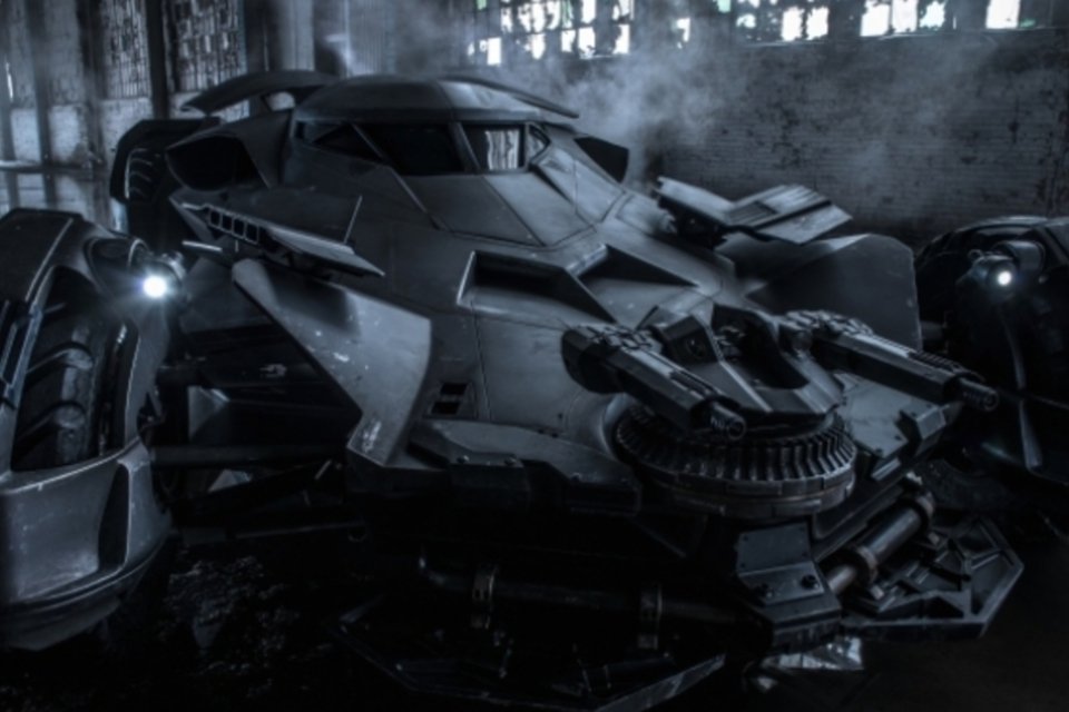 Diretor Zack Snyder divulga primeira imagem oficial do batmóvel