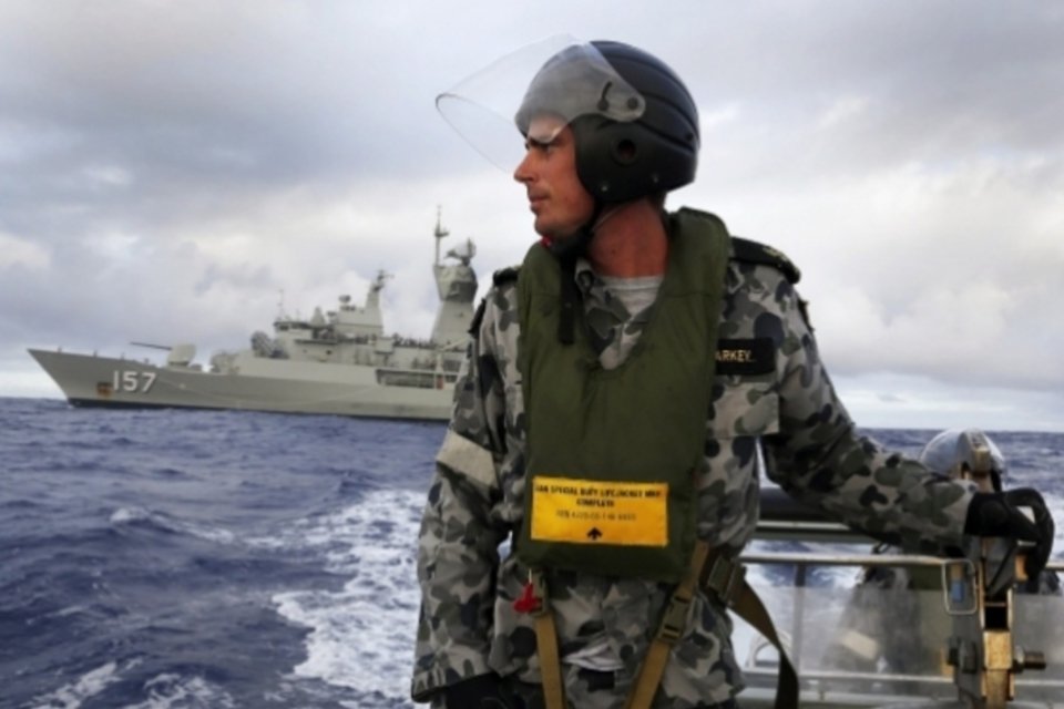 Busca submarina por avião malaio conclui sua nona missão